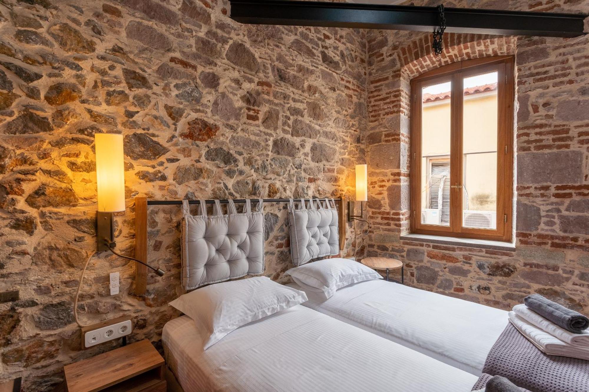 Хостел Issa Lesvos Митилини Экстерьер фото