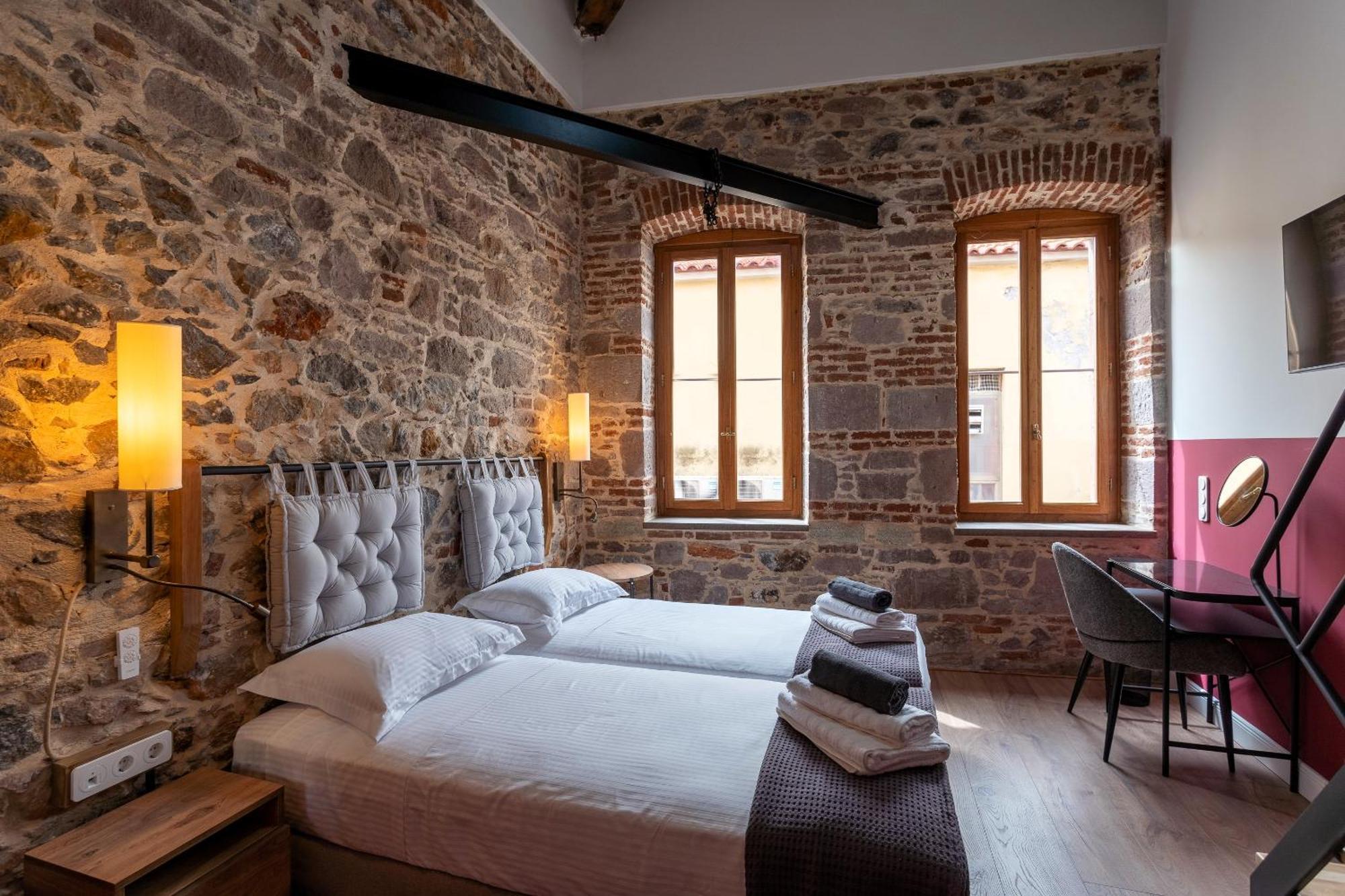 Хостел Issa Lesvos Митилини Экстерьер фото