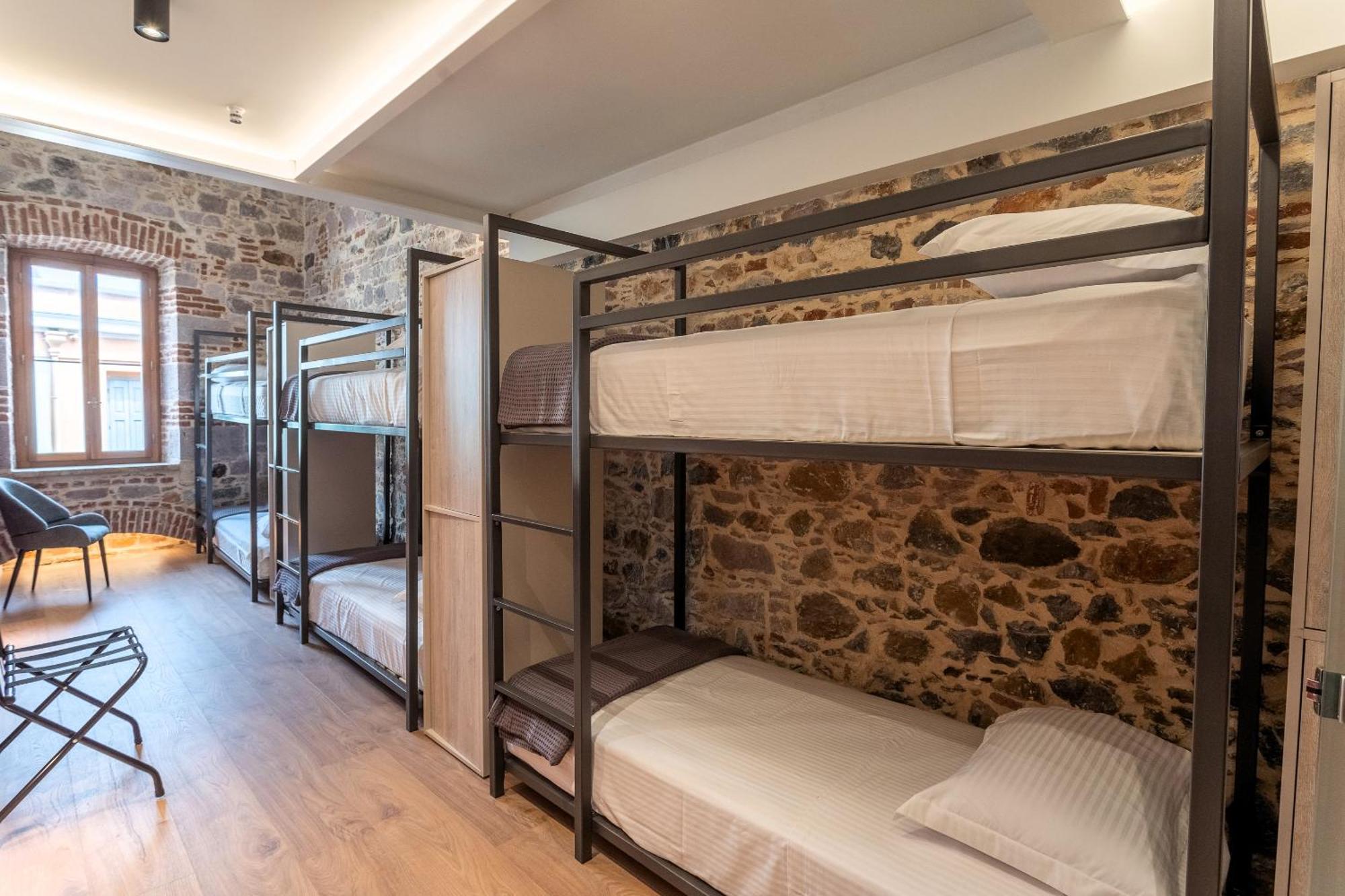Хостел Issa Lesvos Митилини Экстерьер фото